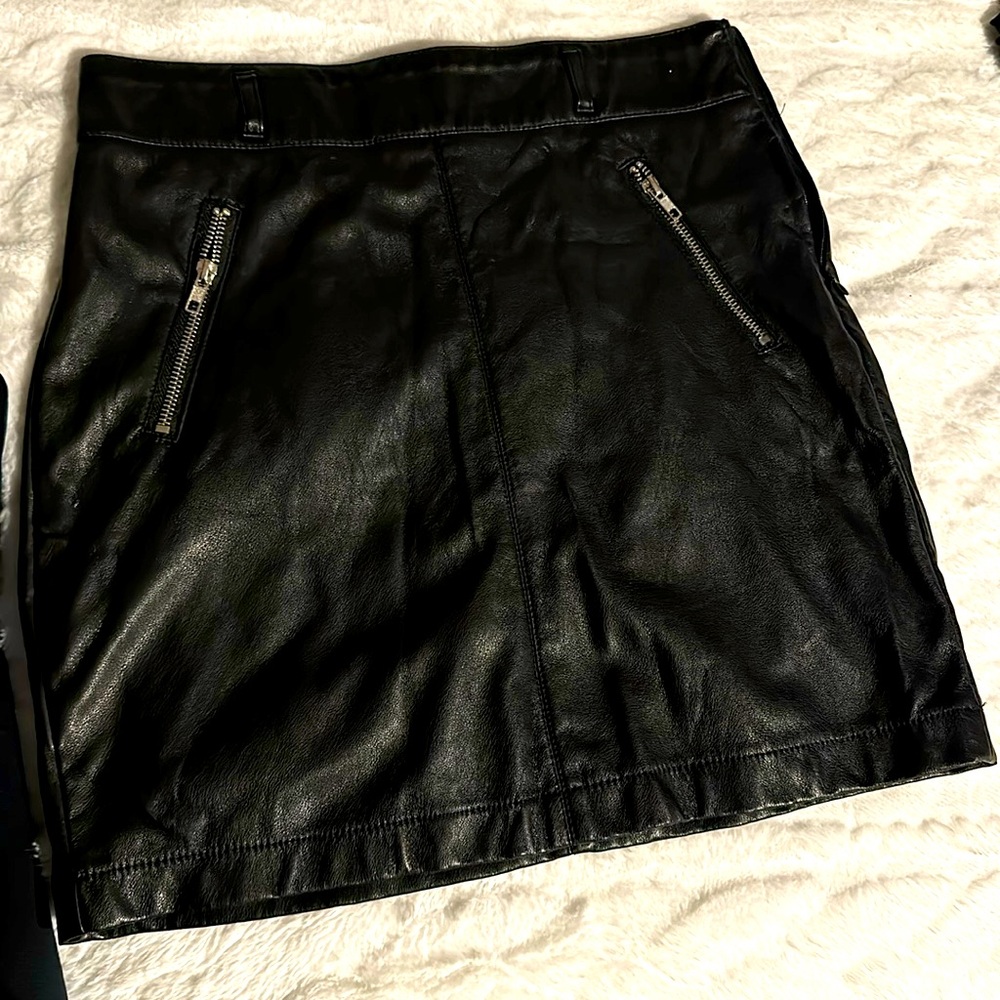 Leather skirt
Black